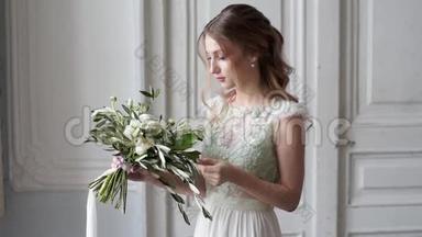 新娘穿着新娘<strong>礼服</strong>，带着花束和<strong>蕾丝</strong>面纱